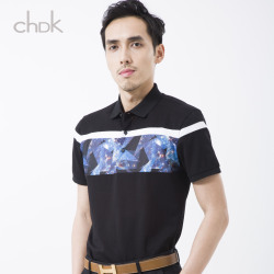 CHDK 精品 品牌男装 新款翻领<span class="gcolor">短袖t恤</span>男式 彩印白条拼接男t恤批发 BH211