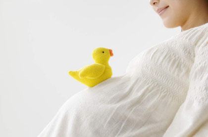 在选择护肤品的时候，孕妈们可以留意护肤品的成分。